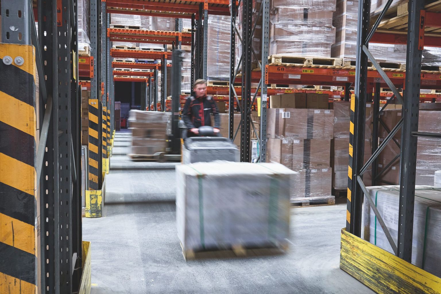 Groothandel - Medewerker van 3PL die bezig is met het laden