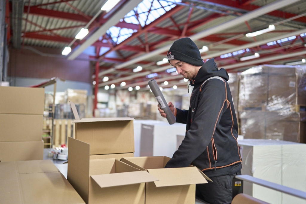 Maatwerk - Medewerker die dozen aan het inpakken is