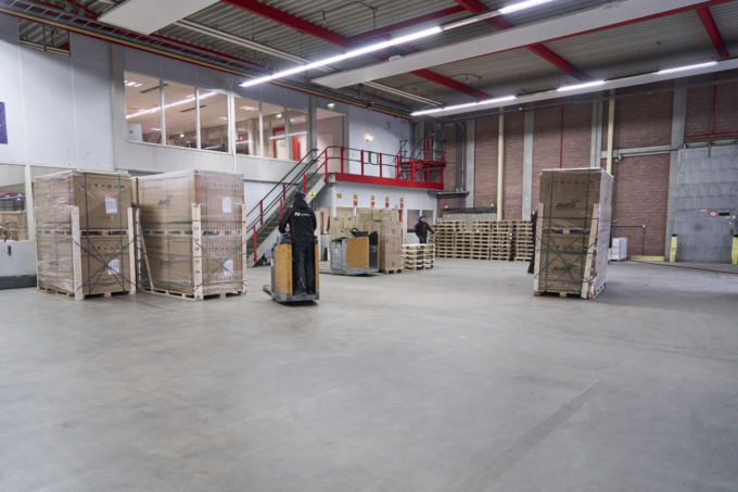 Witgoed - Medewerker aan het werk in het magazijn