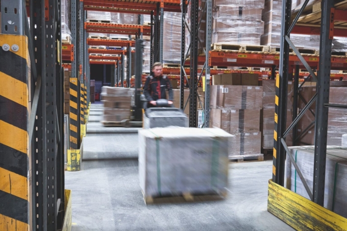 b2b fulfilment - medewerker van 3PL aan het werk